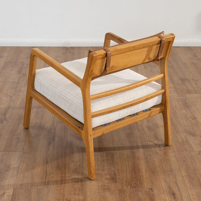 כורסא מעוצבת בשילוב בד דמוי עור חום ובד שמנת מתנקה בלות SHELLY - קארמה