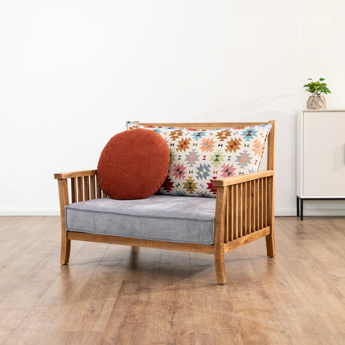 כורסאות עם ידיות עץ