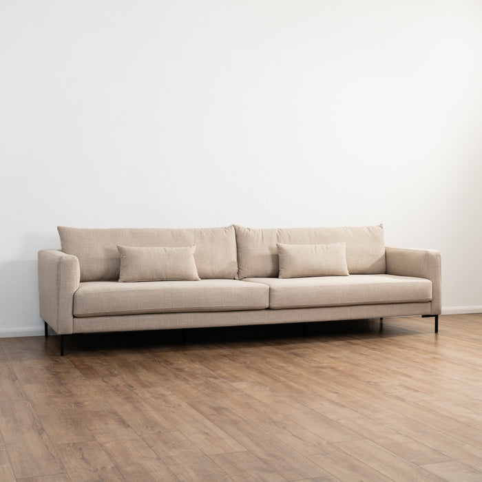 ספה תלת מושבית בעיצוב מרשים ובד איכותי  JOYFUL