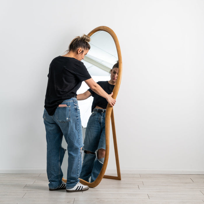 מראת עץ אמורפית על רגל MORF