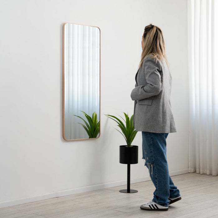 מראה מלבנית יפיפייה עם מסגרת אלומיניום